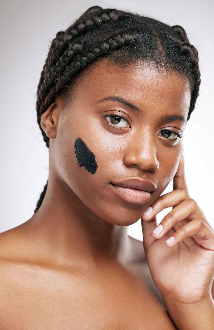 Foto cuidados com a pele e máscara de carvão com retrato de mulher negra em estúdio para cosméticos beleza e desintoxicação facial auto-cuidados brilho e brilho com modelo em fundo branco para dermatologia limpa e spa