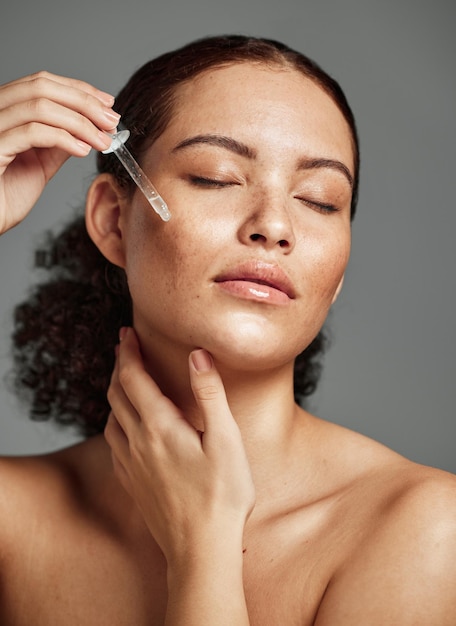 Cuidados com a pele e soro de beleza com rosto de mulher para produto facial ou autocuidado com rotina matinal saúde e bem-estar de luxo com modelo de menina e cosméticos para colágeno vitamina c ou óleo essencial