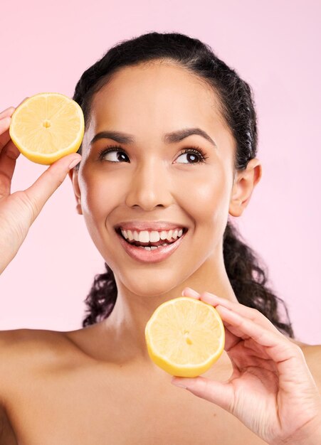 Foto cuidados com a pele limão e mulher pensando em cosméticos de beleza e produtos naturais ou benefícios de vitamina c pessoa africana feliz ou modelo com frutas ideias para cuidados com a pele dermatologia em fundo de estúdio rosa