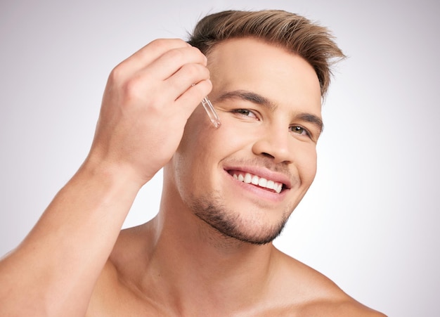 Cuidados com a pele masculina e soro cosmético para colágeno anti-envelhecimento e hidratação para dermatologia ou bem-estar beleza da pessoa masculina e resultados para cosmetologia facial para autocuidado em estúdio como rotina matinal