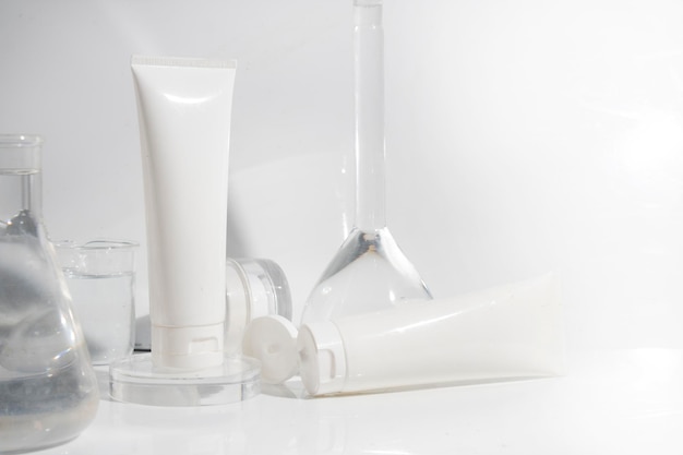 Cuidados com a pele médicos cosméticos de maquiagem uma maquete para embalagem de produto de frasco de loção creme em fundo branco