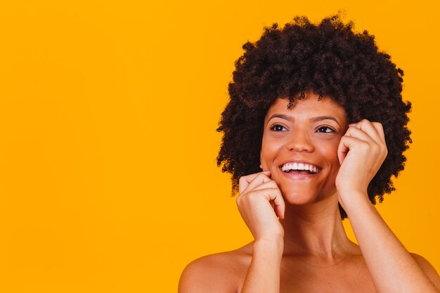 Cuidados com a pele. mulher afro sorrindo com uma pele perfeita.