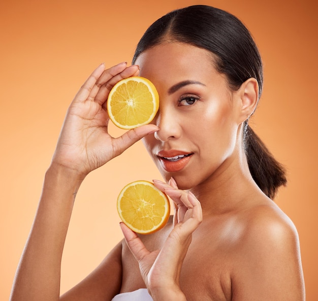 Cuidados com a pele na natureza, beleza e mulher negra com desintoxicação facial de vitamina c de limão para um brilho de pele natural e saudável, bem-estar de frutas e produtos de maquiagem e limpeza ecológica de luxo