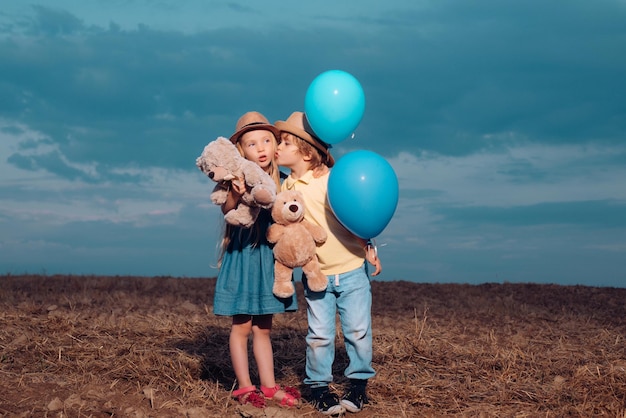 Cuidados com as crianças Lindo casal menino e menina abraçando Puericultura Conceito de amor dos namorados Doce infância Crianças bonitas desfrutando no campo Conceito de infância Romântico e amor