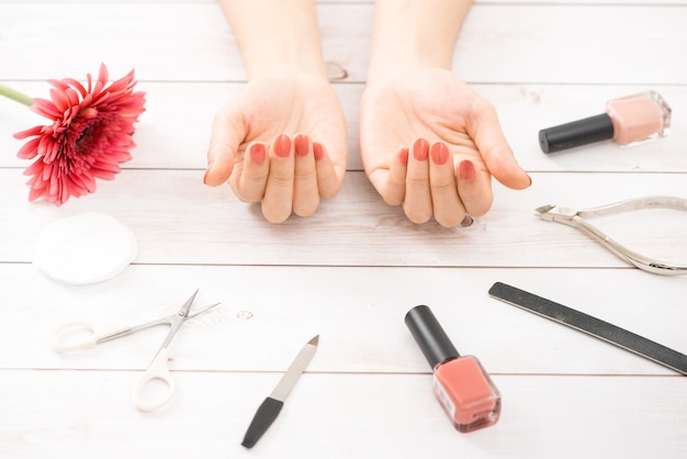 Cuidados com as unhas e manicure. Lindas mãos femininas com esmalte nude