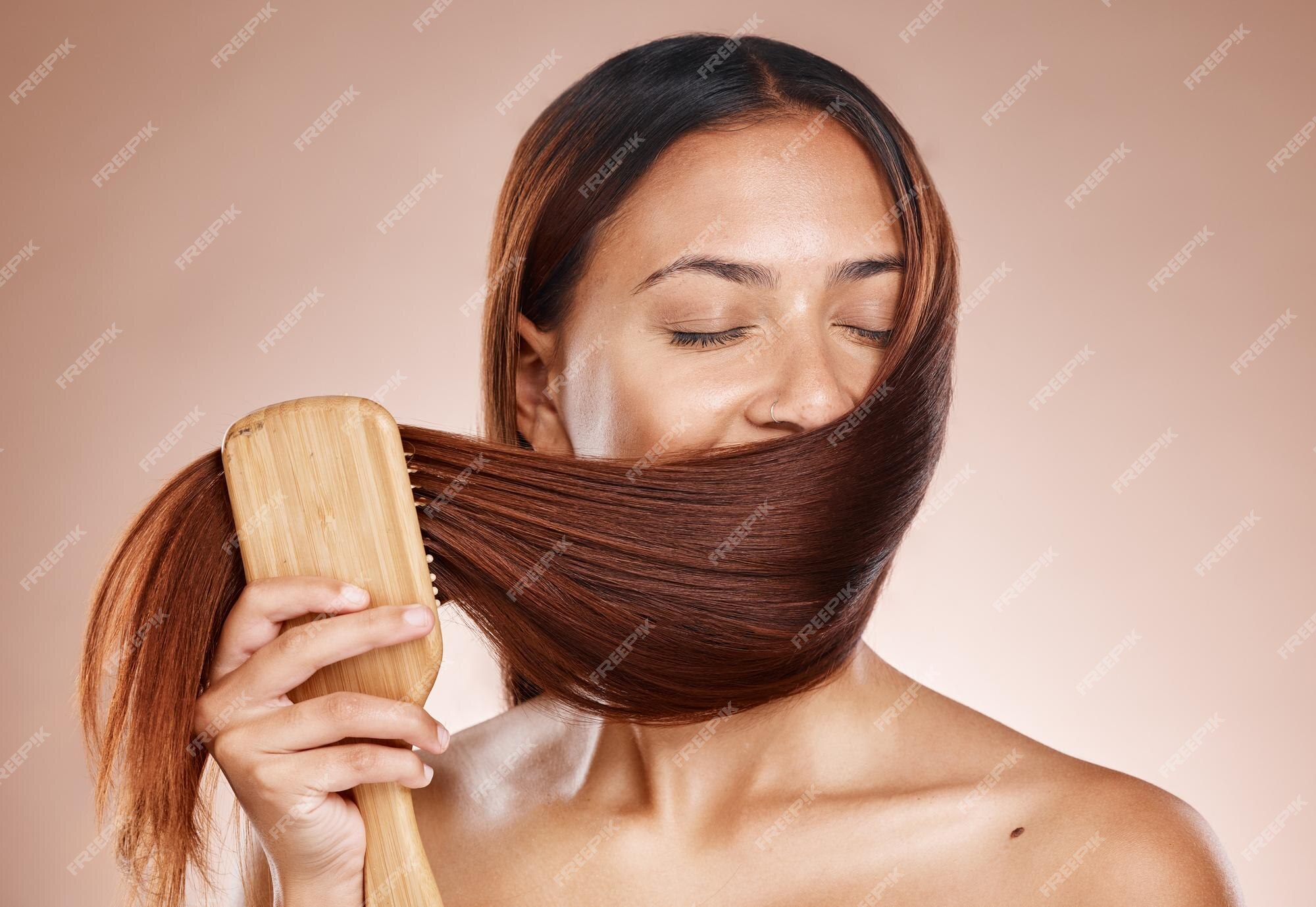 Foto de Cuidados Com Os Cabelos Lindo Cabelo Feminino Escovar Com Escova De  Cabelo Longo e mais fotos de stock de Adulto - iStock