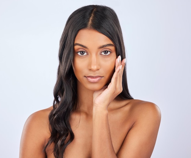 Foto cuidados com o cabelo da menina ou rosto em retrato de estúdio para queratina de brilho natural saudável ou bem-estar em fundo branco modelo jovem brilhante linda mulher indiana ou cosméticos de autocuidado de spa de salão na preparação