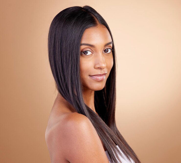 Foto cuidados com o cabelo da mulher e retrato para cuidados com a pele de beleza ou cosméticos para a pele brilhar brilho ou colágeno para textura e crescimento saudáveis modelo de cuidados com os cabelos e maquete da menina com resultados do tratamento
