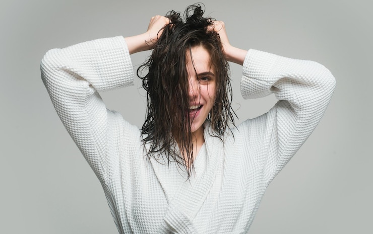 Foto cuidados com o cabelo das mulheres jovem morena com cabelo comprido nutrido tiro de estúdio
