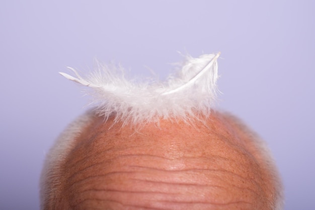 Foto cuidados com o cabelo do homem idoso closeup velho careca queda de cabelo calvície problemas de saúde envelhecimento