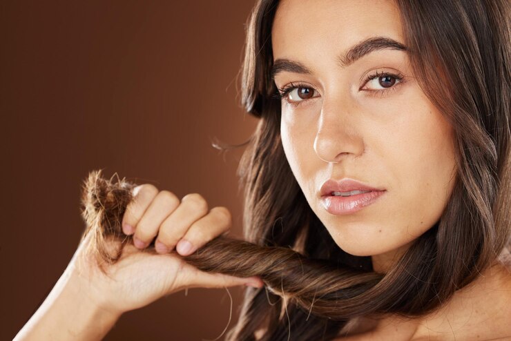 Foto cuidados com o cabelo do retrato facial e beleza da mulher em estúdio isolado em um fundo marrom penteado de bem-estar e estética do modelo feminino com cabelos longos e saudáveis após tratamento de salão para crescimento