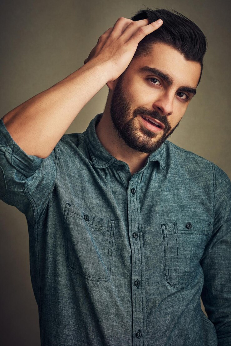 Foto cuidados com o cabelo homem e retrato em estúdio para a preparação da data de estilo e rotina diária pessoa masculina cuidados ou mão na cabeça em fundo escuro com confiança tratamento natural ou gerenciamento de crescimento