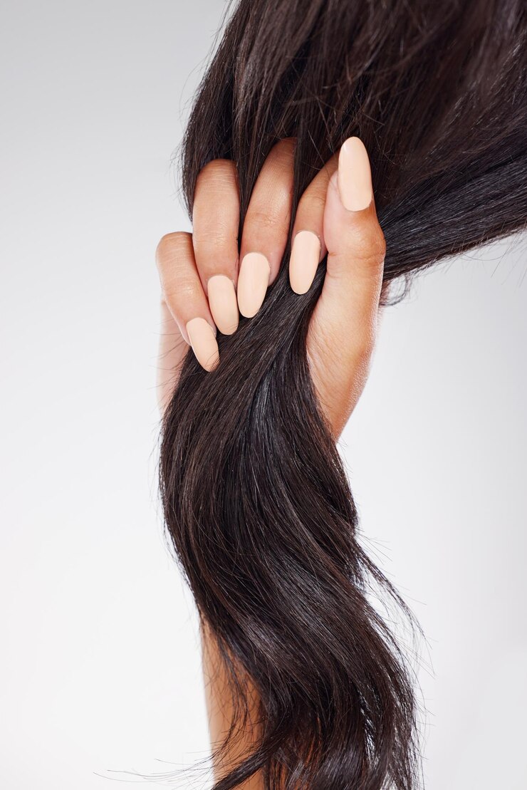Foto cuidados com o cabelo mão e mulher para a saúde em estúdio com tratamento de salão de luxo rotina de beleza e textura de crescimento penteado de pessoa feminina e cosméticos naturais brilham resultados e fundo branco