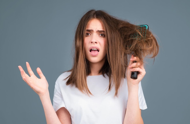 Foto cuidados com o cabelo mulher de alisamento com cabelo liso escovado problema de emaranhamento de cabelo menina infeliz com cabelo emaranhado penteado de cabelo danificado