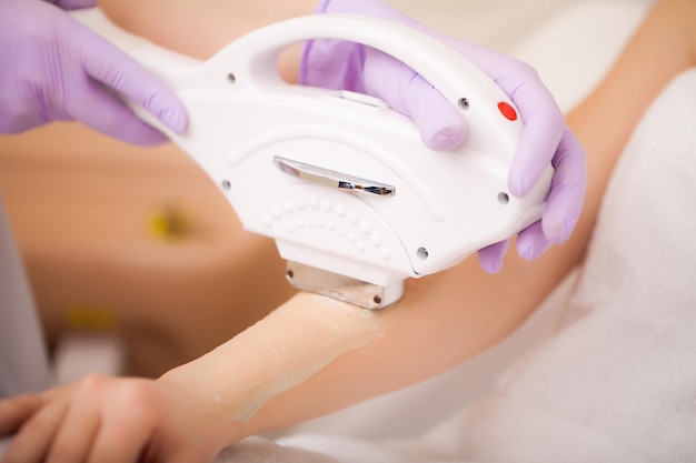 Cuidados com o corpo depilação a laser esteticista remoção de pêlos da axila depilação a laser de mulher jovem