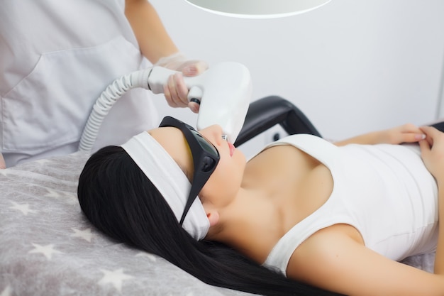 Cuidados com o corpo. Depilação à laser. Tratamento de depilação. Pele macia.