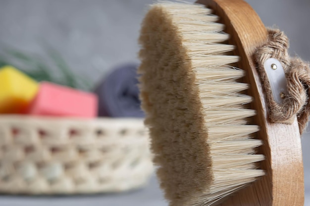 Cuidados cosméticos em um fundo cinza, um pote branco de bálsamo de cabelo, um pote branco de creme facial