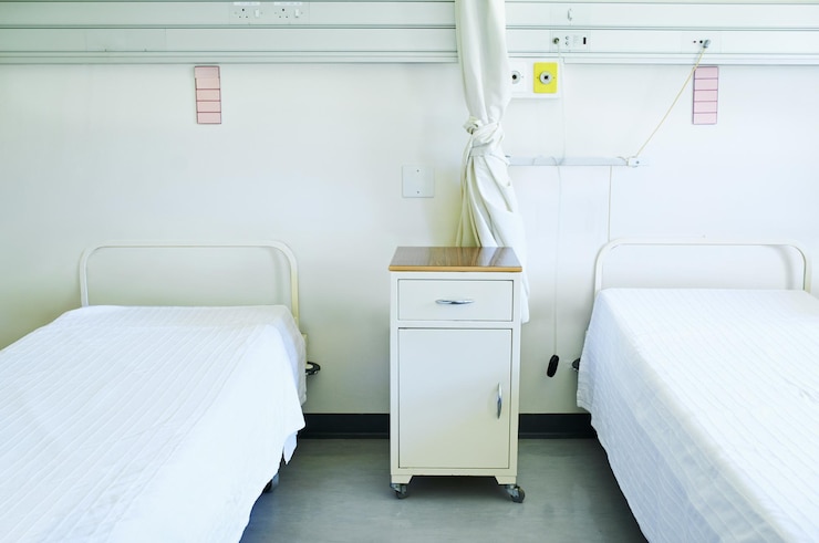 Foto cuidados de saúde clínicos e quarto para cura de bem-estar e consulta para recuperação ou apoio cortinas quarto vazio e móveis no hospital para serviço de emergência ou reabilitação para paciente doente