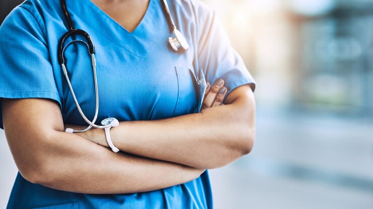 Foto cuidados de saúde confiantes e mãos de enfermeira com estetoscópio para o serviço de cuidados e profissional no hospital cardiologia braços cruzados e mulher no lobby com equipamento seguro de saúde e espaço de maquete