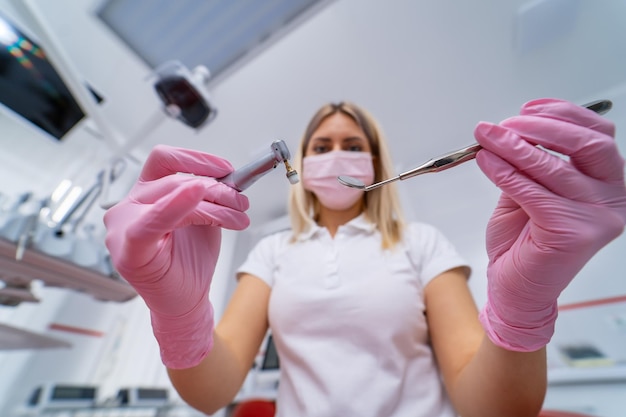 Cuidados de saúde dentários por médico profissional. Cientistas de estomatologia.