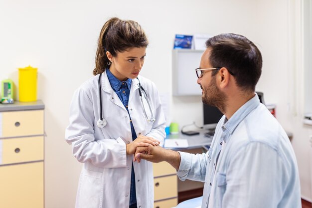 Cuidados de saúde e conceito médico médico com paciente no hospital médico trabalhando no escritório e ouvindo o paciente ela está explicando seus sintomas cuidado de saúde e concepto de assistência