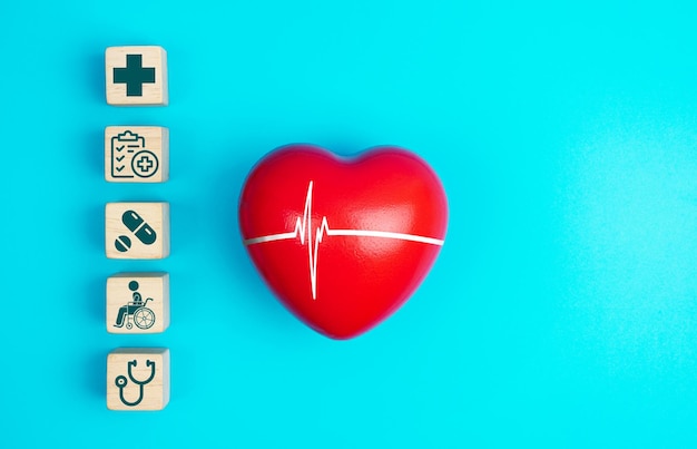 Cuidados de saúde e ícones médicos no bloco de madeira com coração vermelho para seguro de bem-estar saudável e assu