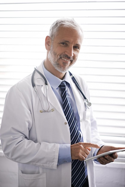 Cuidados de saúde felizes e retrato de médico em tablet no escritório para pesquisas de resultados médicos e consultoria on-line Hospital de clínica e homem maduro em tecnologia digital para serviço de tele-saúde e bem-estar