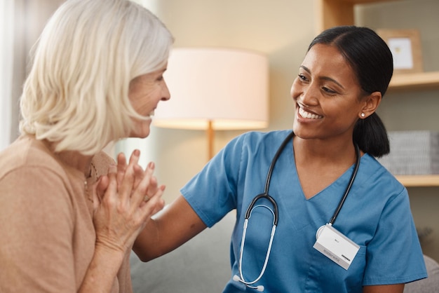 Cuidados de saúde ou médicos felizes com uma velhota e uma enfermeira no sofá de uma casa de repouso juntos Conversa de vida assistida e sorriso com um paciente idoso falando com um profissional de medicina no apartamento