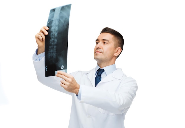 cuidados de saúde, rontgen, pessoas e conceito de medicina - médico masculino de jaleco branco olhando para o raio-x