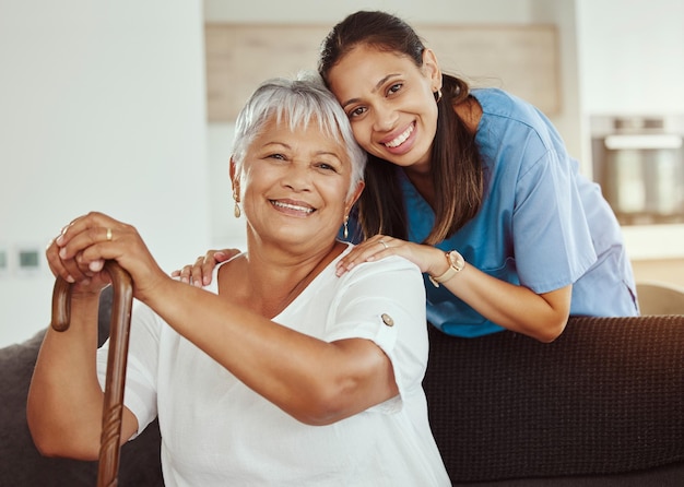 Cuidados domiciliares de saúde e enfermeira com a avó para apoiá-la na aposentadoria médica e na velhice Cuidador voluntário e confiança de um assistente social ajudando mulher idosa com demência ou alzheimer