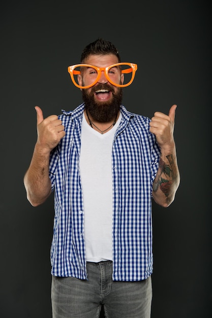 Cuidados faciais Moda masculina brutal hipster caucasiano com bigode Hipster maduro com barba homem feliz em óculos de festa férias de verão Homem barbudo feliz e despreocupado