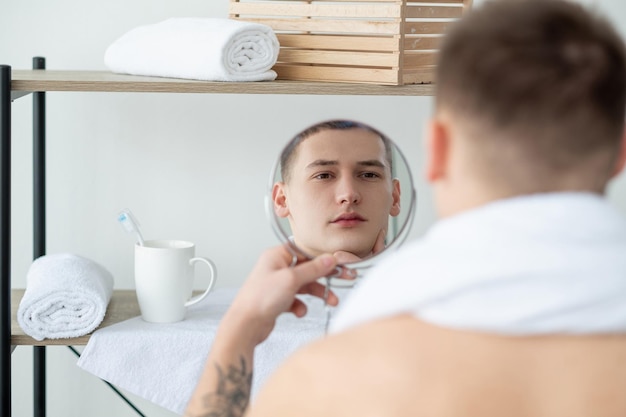 Cuidados faciais rotina diária aliciamento do banheiro do homem