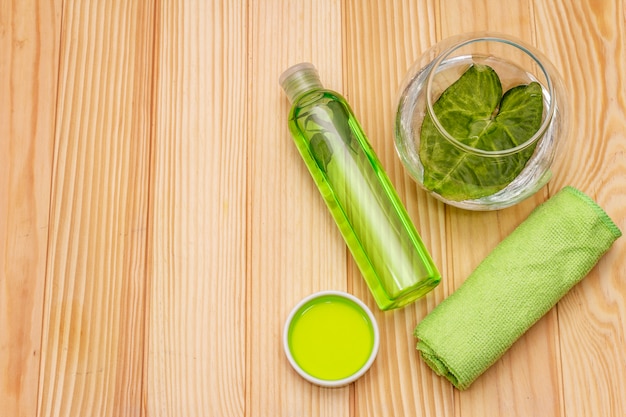 Cuidados pessoais em casa. Gel e água tônica com chá verde, toalha de banho. Conceito de spa de ingrediente natural
