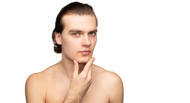 Cuidando la piel Retrato de un joven con una piel suave y perfecta aislada sobre un fondo blanco de estudio