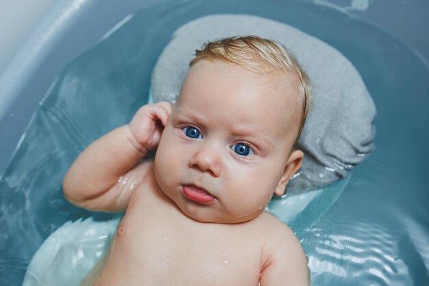 Cuidar de um recém-nascido tomar banho no bebê Tomar banho em uma banheira Bebês primeiros banhos