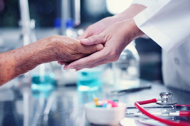 Cuidar dos idosos, médico consolando a paciente, ajuda a vida dela