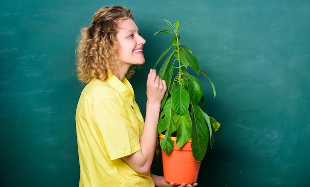 Cuide bem das plantas Conceito de florista Botânica é sobre plantas flores e ervas Menina segura planta em vaso Plantas que aliviam o estresse em casa e fornecem um santuário de paz e tranquilidade