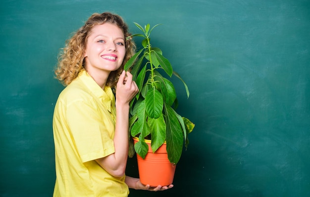 Cuide bem das plantas Garota segure a planta no vaso Plantas que certamente aliviam o estresse em casa e proporcionam um santuário de paz e tranquilidade Conceito de floricultura Botânica é sobre plantas flores e ervas