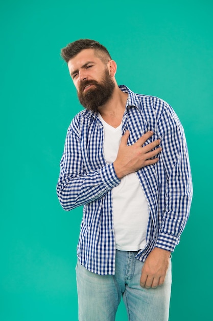 Foto cuide do seu coração homem barbudo sofre de dor no coração hipster segura a mão no coração saúde cardiovascular vida saudável dor no coração e no peito cuidados de saúde prevenção de doenças cardíacas