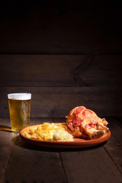 Culinária alemã tradicional presunto assado chucrute e cerveja Oktoberfest fundo Foto de alta qualidade