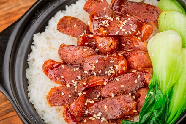 Culinária cantonesa de arroz claypot com carnes enceradas