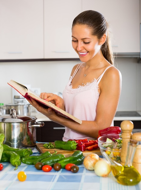 Foto culinária feminina com vegetais em casa