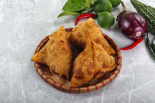 Culinária indiana frita samosa recheada crocante