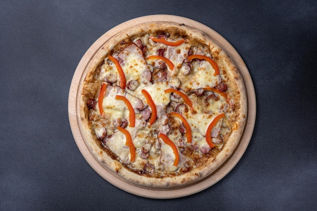 Culinária italiana Pizza deliciosa em um fundo escuro