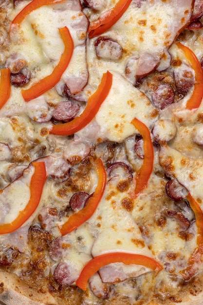 Culinária italiana Pizza deliciosa em um fundo escuro