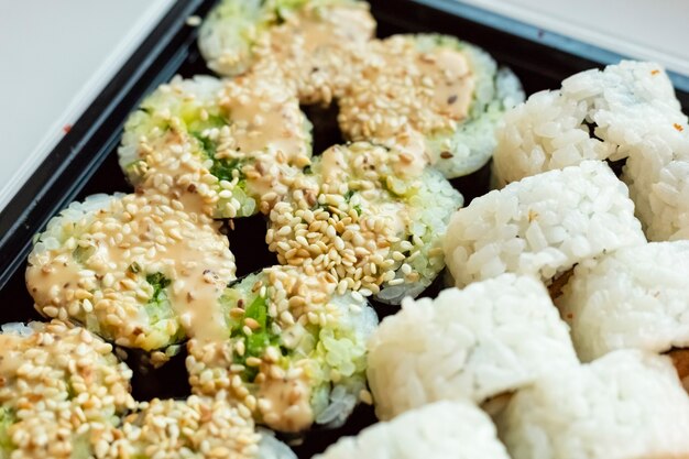 Culinária japonesa. Pãezinhos frescos com sementes de gergelim. Comida japonesa, close-up