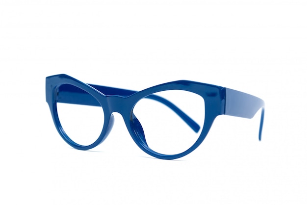 Óculos azuis isolados no fundo branco.