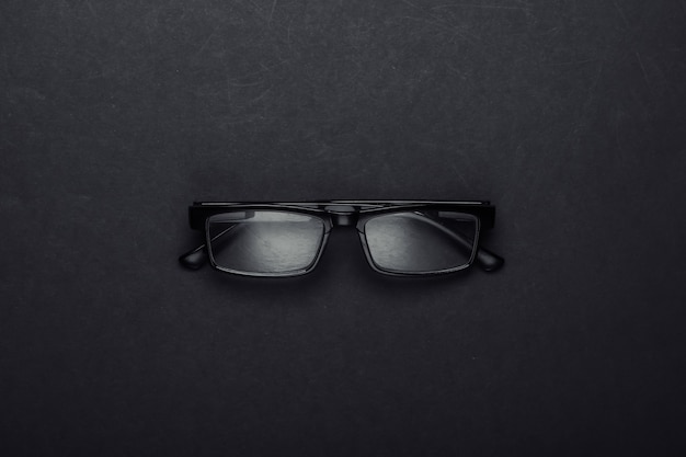 Óculos clássicos em preto.