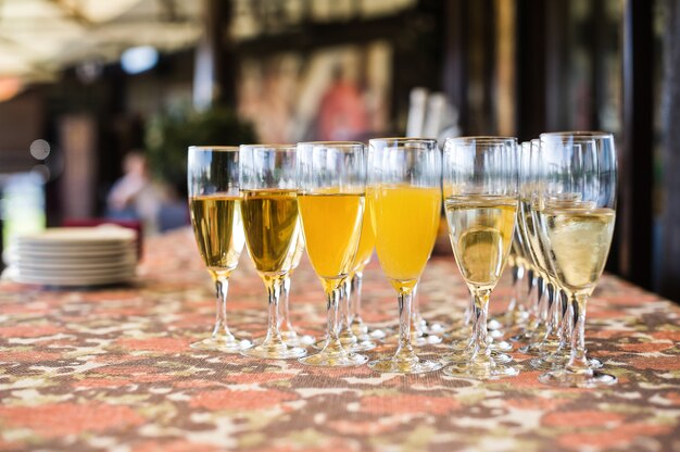 Óculos com diferentes tipos de suco na mesa do buffet no restaurante