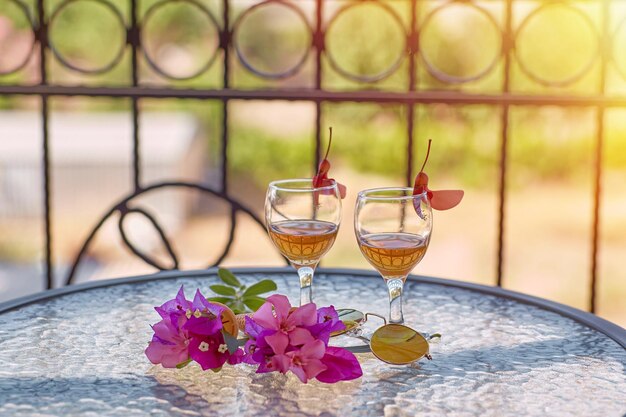Óculos com licor caseiro decorativo com flores surreais de verão fresco